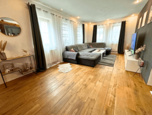 großzügiges Wohnzimmer